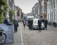 903654 Afbeelding van de rouwstoet voor de begrafenis van kardinaal Adrianus Johannes Simonis in de Lange Nieuwstraat ...